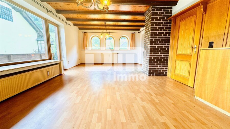 Hochwertiges 1-2 Familienhaus mit großem Garten in erhobener Ortsrandlage mit Panoramablick - EG Wohnzimmer / Esszimmer / Zugang Balkon/Terasse